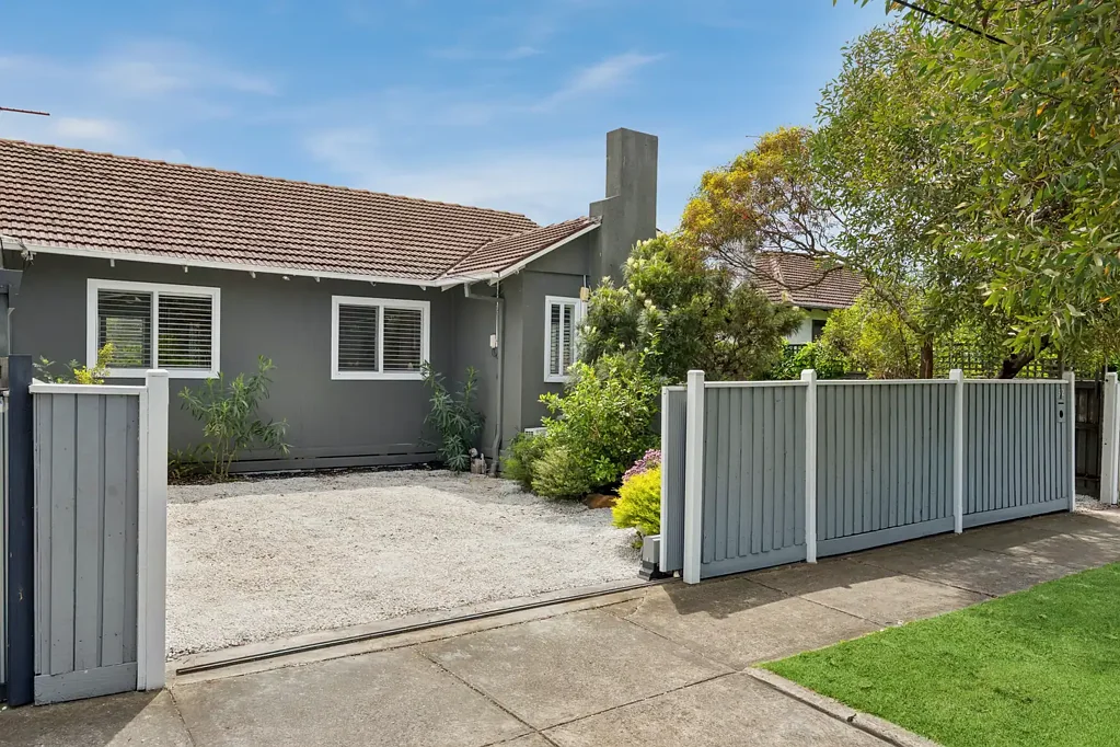 Reservoir 4房 四卧两卫半独栋 精心翻新 399平米 木地板 采光充足 厨房升级 全屋供暖 私密后院 两车位 家校便利 Fully Renovated Family Retreat with Designer Style & Outdoor Entertaining