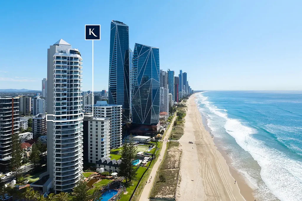Surfers Paradise 3Moenga Full-Floor Absolute Beachfront Sky Home with Sweeping 
Ocean-to-Hinterland Views