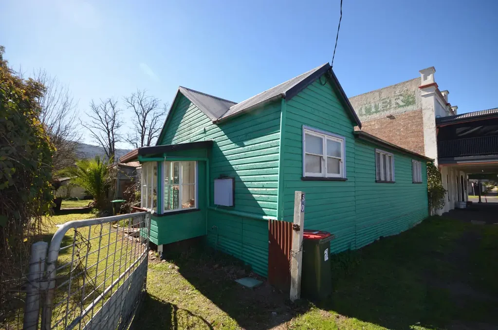 Murrurundi 2房  Opportunity Awaits!  Historic cottage with renowned artist link.
