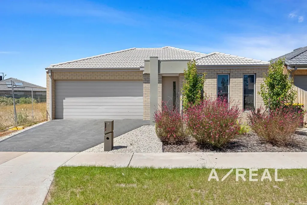 Tranquility Meets Lifestyle in Weir Views Estate!