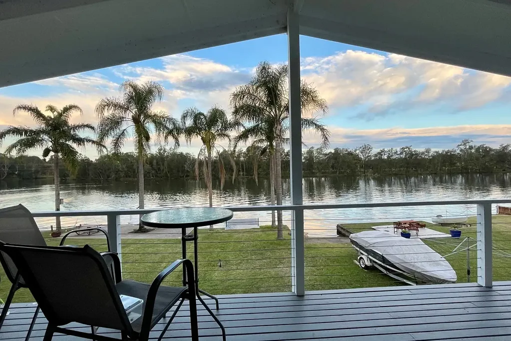 Dora Creek 4બેડરૂમ A Unique Dual-Living Waterfront Home with Private Jetty