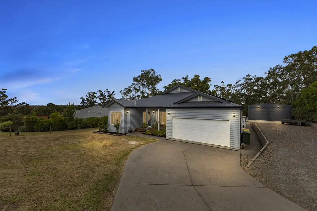 Bunyip 4कमरा Sophisticated Country Living with Large Shed and Rural Views