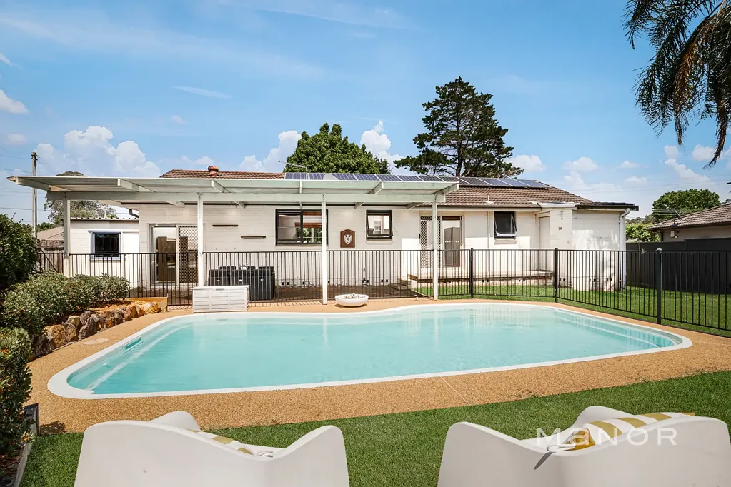 Baulkham Hills 4房 单层砖砌住宅 750sqm地块 多个生活区 私密庭院绿洲 地下游泳池 Jasper Road学区 舒适便利结合 Charming Single-Level Family Home