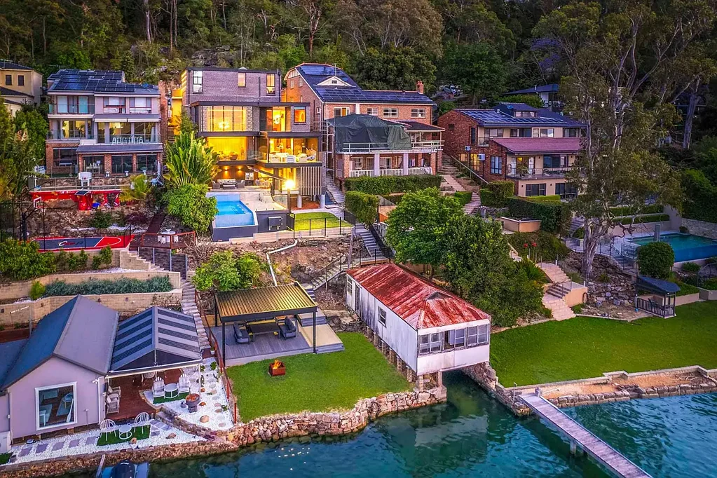 Illawong 5 Bedroom STATEMENT.