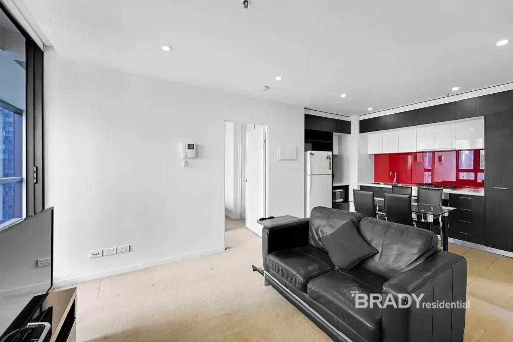 AMAZING THREE BEDROOM FURNISHED APARTMENT IN PRIME CITY LOCATION