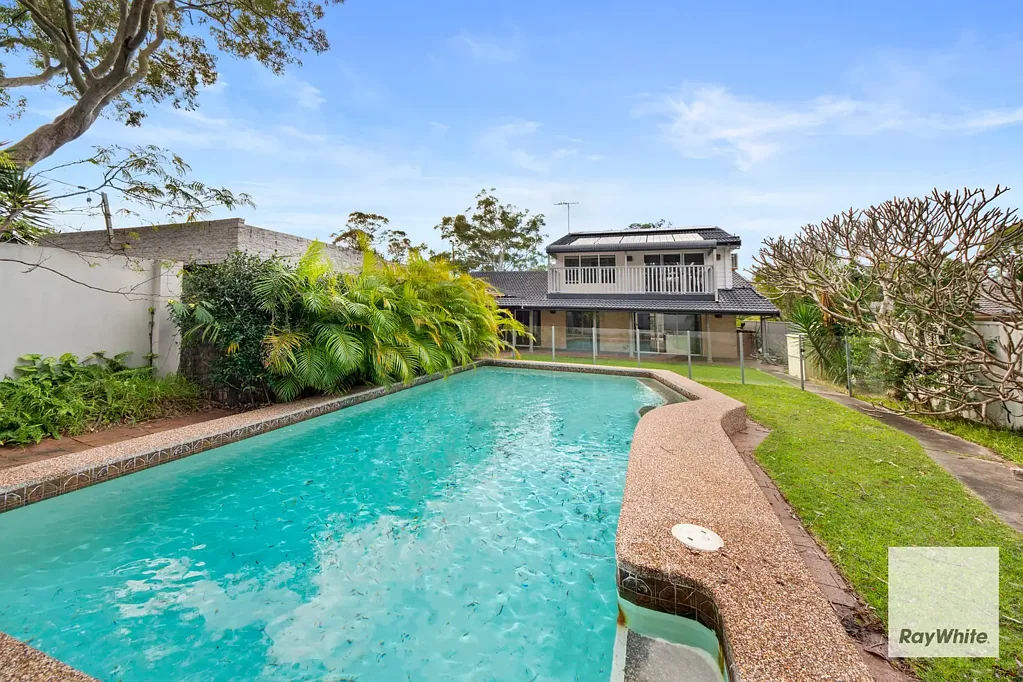 Grand Family Residence with Sparkling Pool