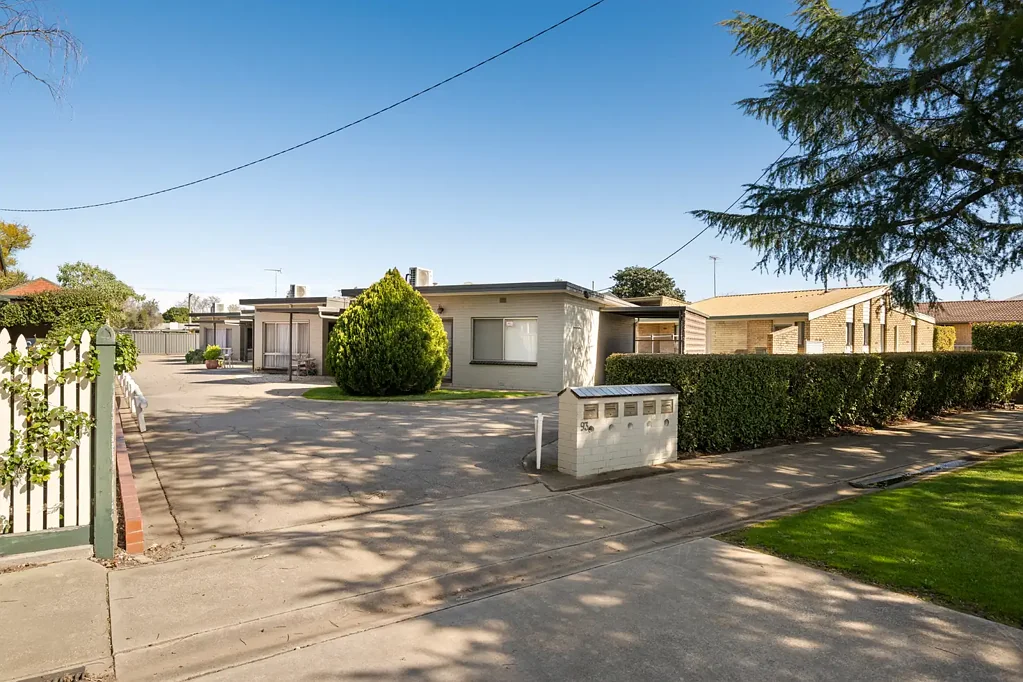 Wangaratta 7 Slaapkamer Exceptional Multi-Unit Investment – Five Units on One Title with Strong Returns