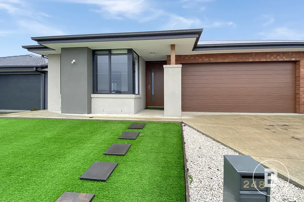LOW MAINTENANCE HOME, HIGH SCHOOL ZONED & LOW MAINTENANCE YARD
