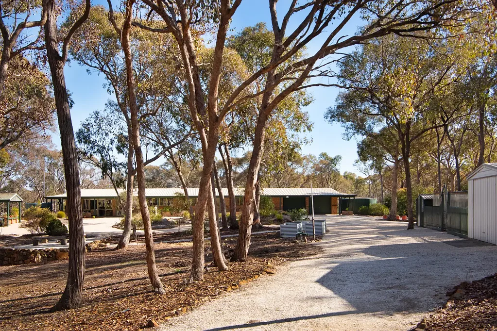 Barkers Creek 4房  Light-Filled Brick Home with Studio on 5 Acres of Tranquil Bushland.