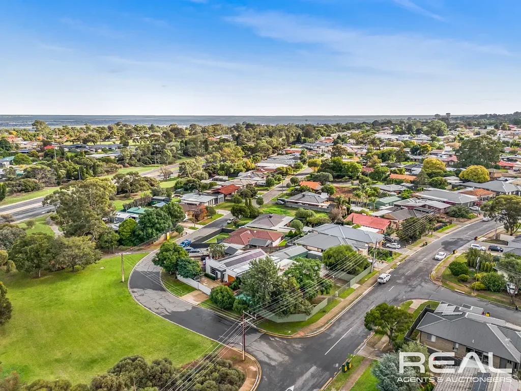 Modbury Heights 3房  Exciting feature packed home on corner 688sqm Lott