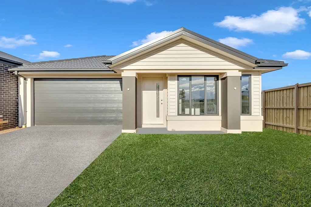 Prime Weir Views Location! Brand New, Modern Home Ready to move!!