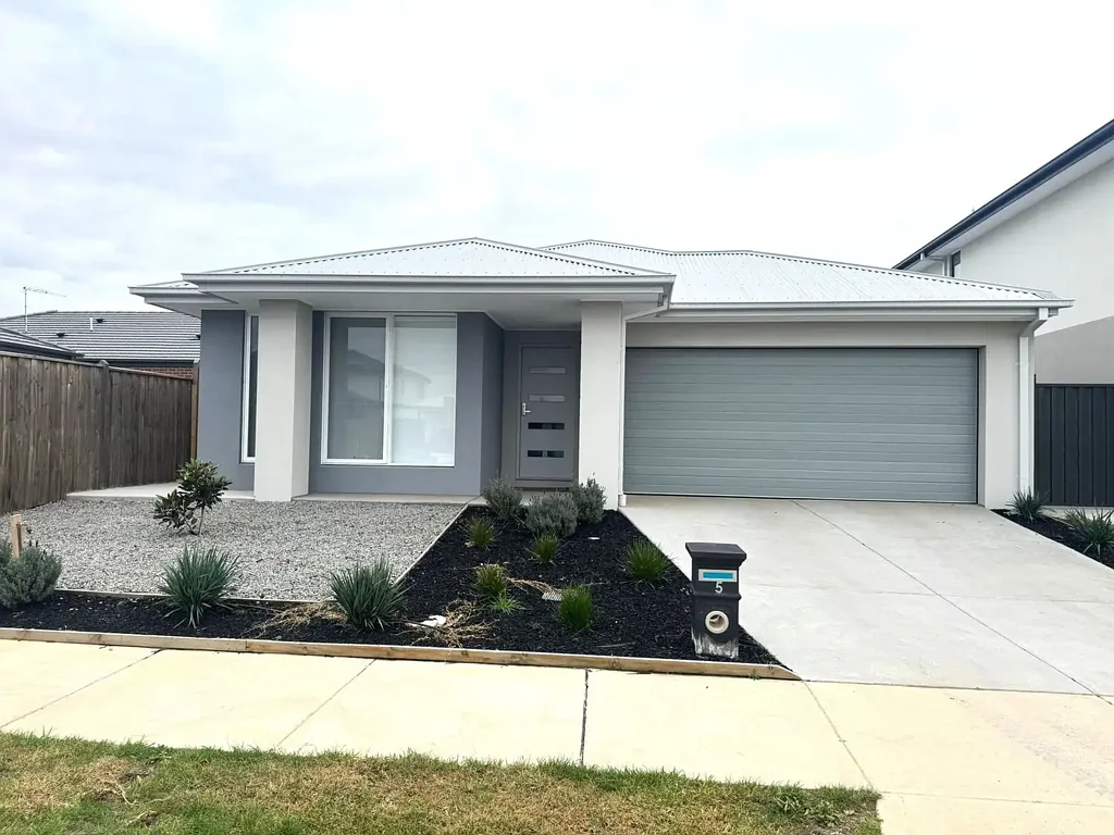 Spacious Family Home in a Prime Location Near St Germain Central!!