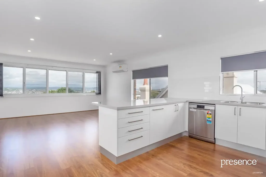 WHOLE TOP-FLOOR APARTMENT WITH HARBOUR AND CITY VIEWS