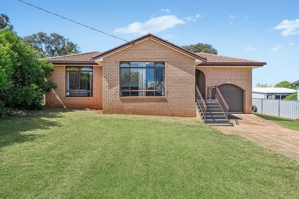 Dunedoo 3部屋 Perfectly Positioned Family Home or Smart Investment Opportunity
