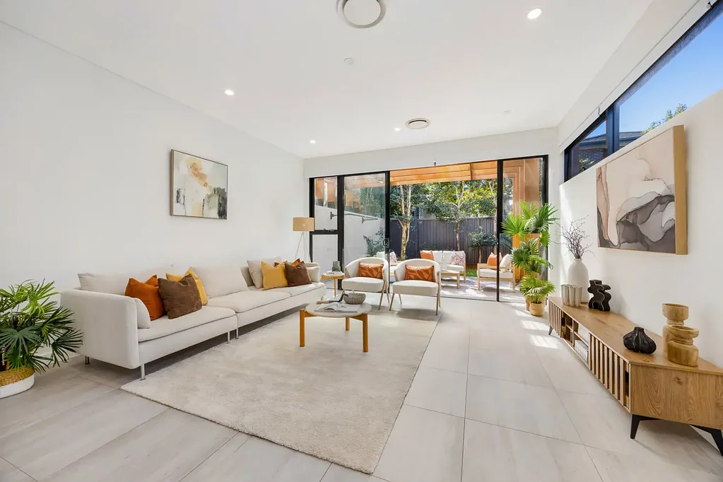 Eastlakes 4Zimmer Contemporary Family Home with Designer Finishes & North-Facing Courtyard