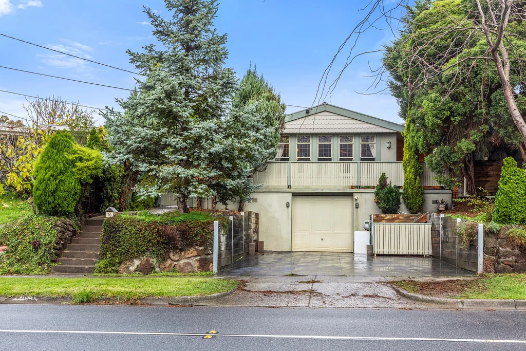 Burwood East 3chambre Elevated Family Residence in Prestigious Mount Waverley Secondary College Zone