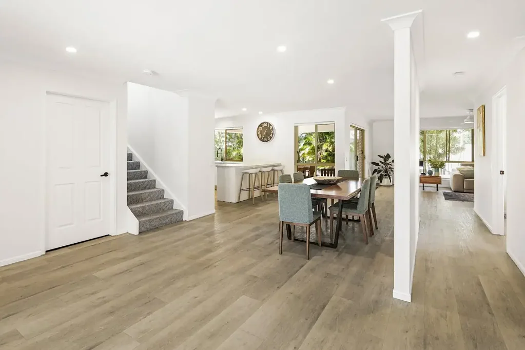Robina 5침실 Spacious Family Living with Poolside Appeal