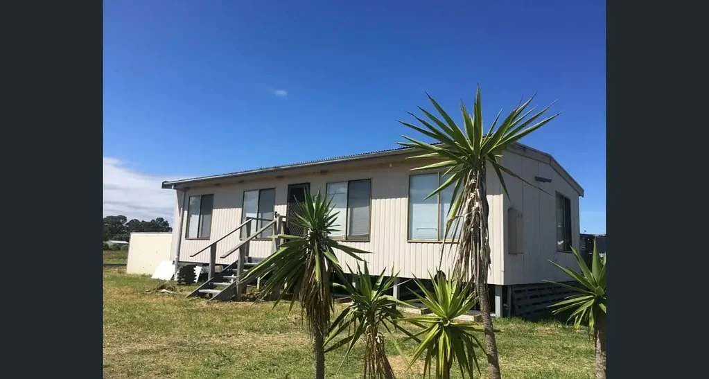 Metung 3Kwarto Lake Views and Close to Hot Springs! 3br 1 bath, 1170m2 flat Block, Quiet Street, Lake Views, Reserve in front