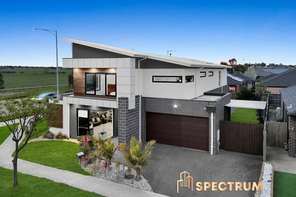 Cranbourne North 4Moenga Stoneleigh Road, Cranbourne North - Luxurious Living on a Grand Scale !