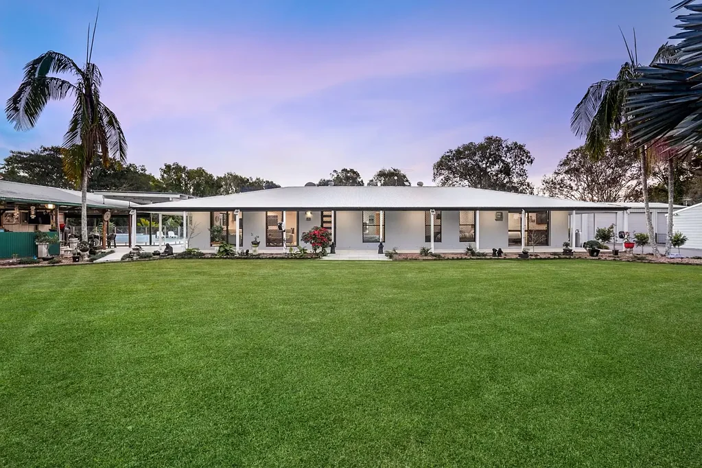 Beachmere 6બેડરૂમ Acreage Perfection – Renovated Home with Dual Living, Pool and 4 Bay Shed