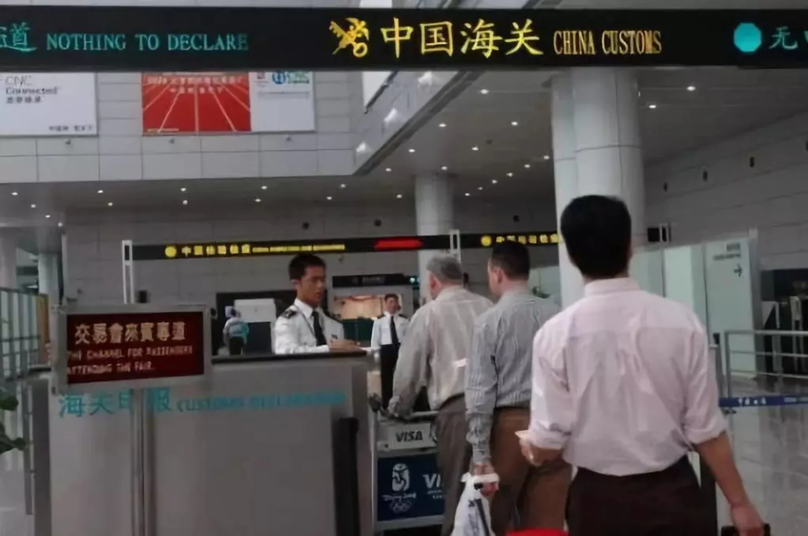 华人旅客一回国,行李就被锁贴封条!中国海关“黑科技”执法,这些东西千万别带!