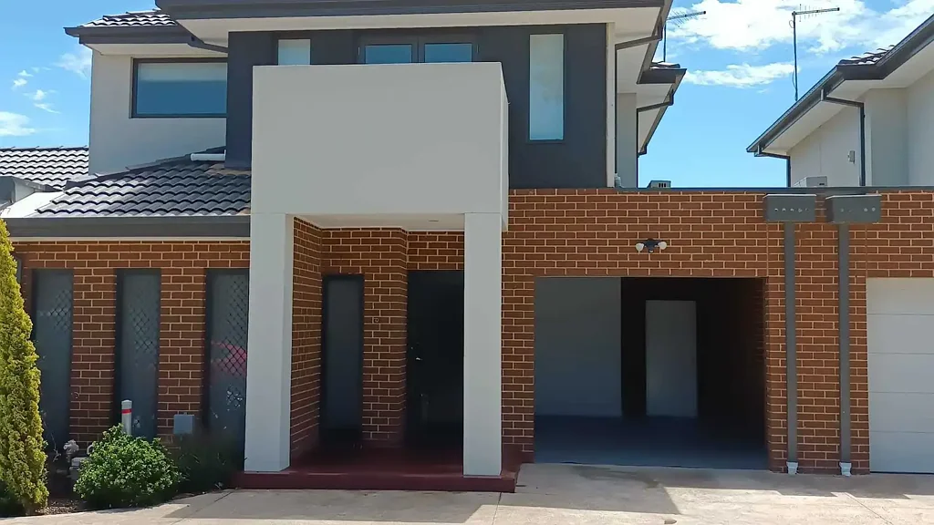 3 Bedroom Spectacular Townhouse !!