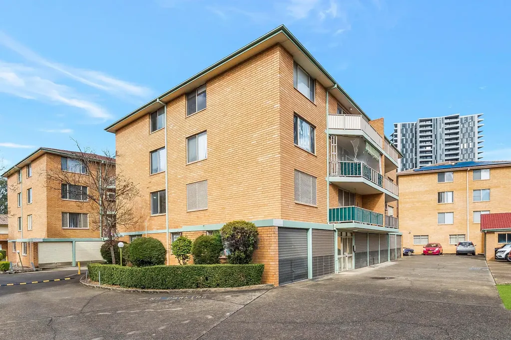 Liverpool 2Phòng ngủ Tastefully renovated comfort and rare double garage