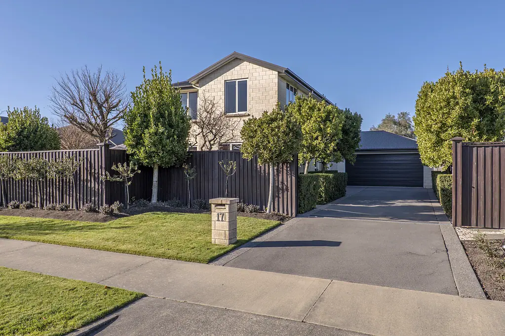 Burnside 5房  Elegant two-storey family home in premier location