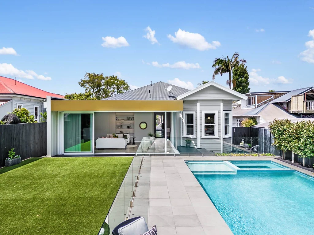 Remuera 5房 核心地段终极家庭绿洲！度假式泳池+水疗池+平坦庭院，双文法校网护航未来！ The Ultimate Family Oasis