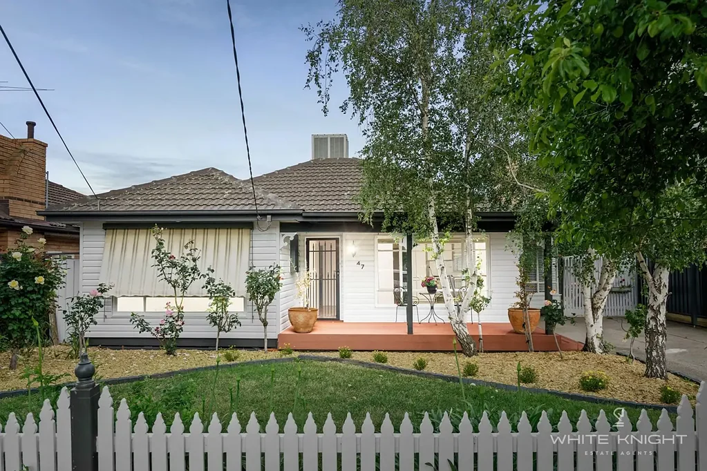 Altona North 3غرفة نوم Coastal Charm Meets Suburban Convenience