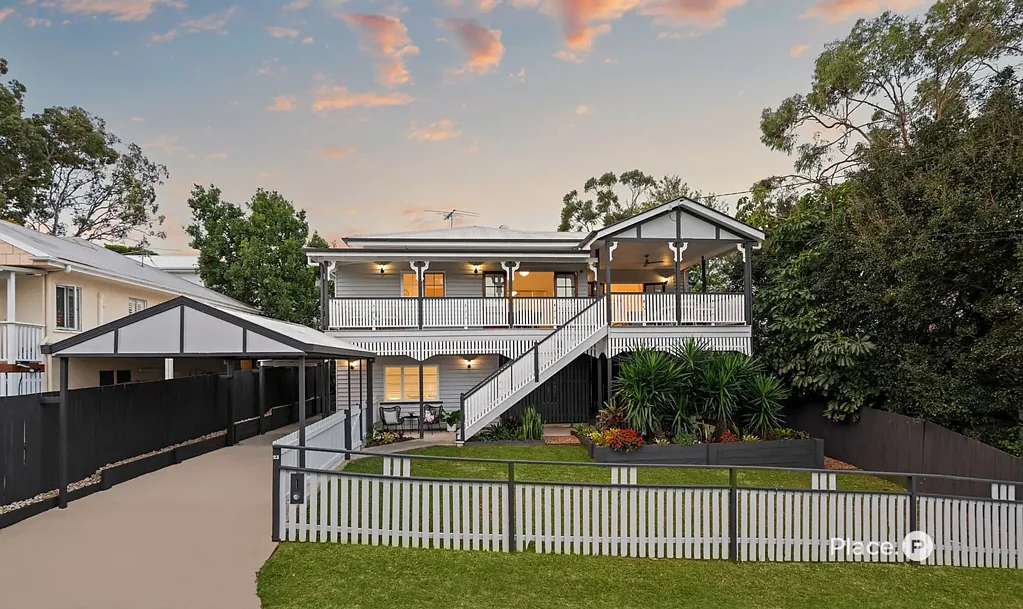 Corinda 4બેડરૂમ Low Maintenance Queenslander Home with Leafy Outlook and Dual-Level Living