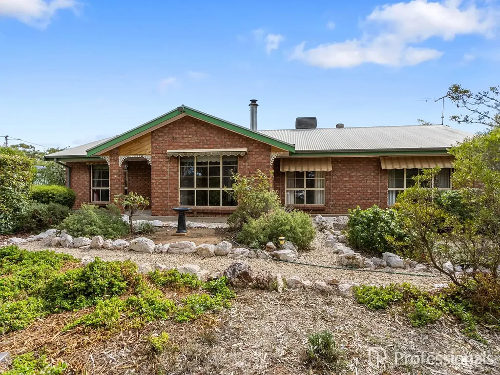 Kapunda 4chambre 4 Bedrooms, Pool and Sheds on 5000m2