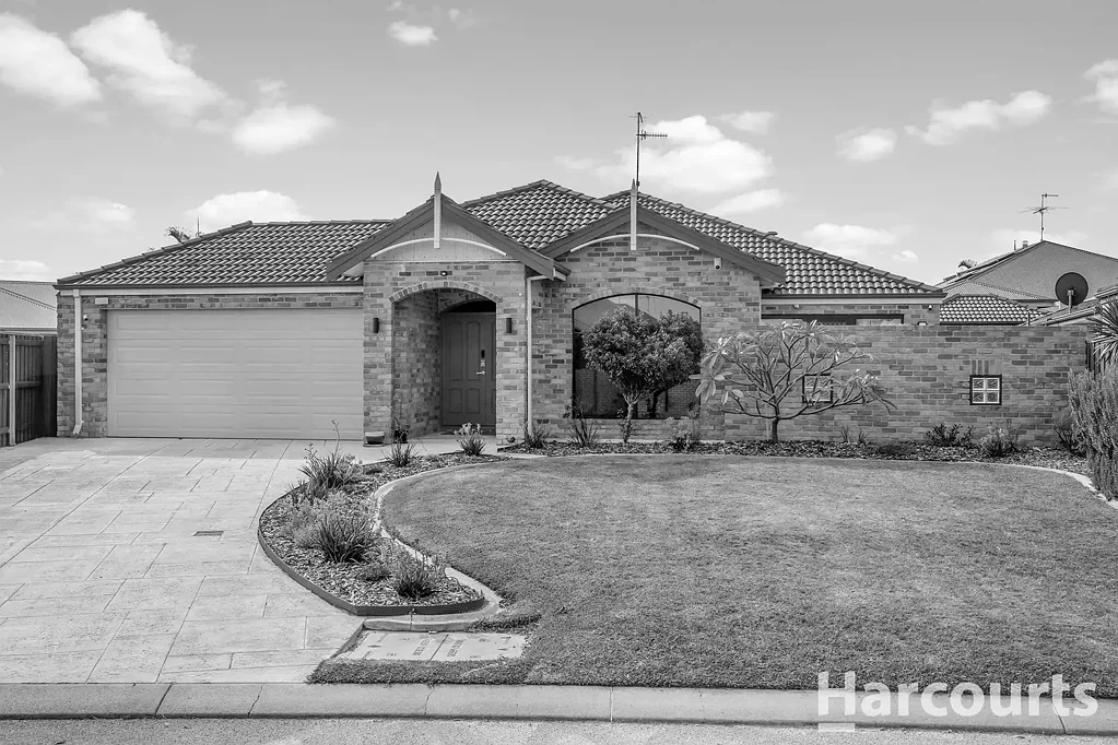 10 Gardenia Approach, Halls Head, WA 6210