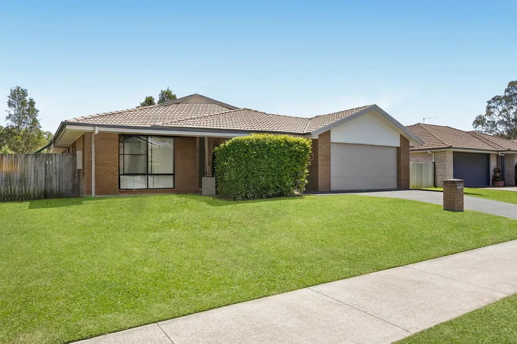 Caboolture 4部屋 Generously Proportioned Low-Maintenance Brick Beauty In Family Friendly Estate