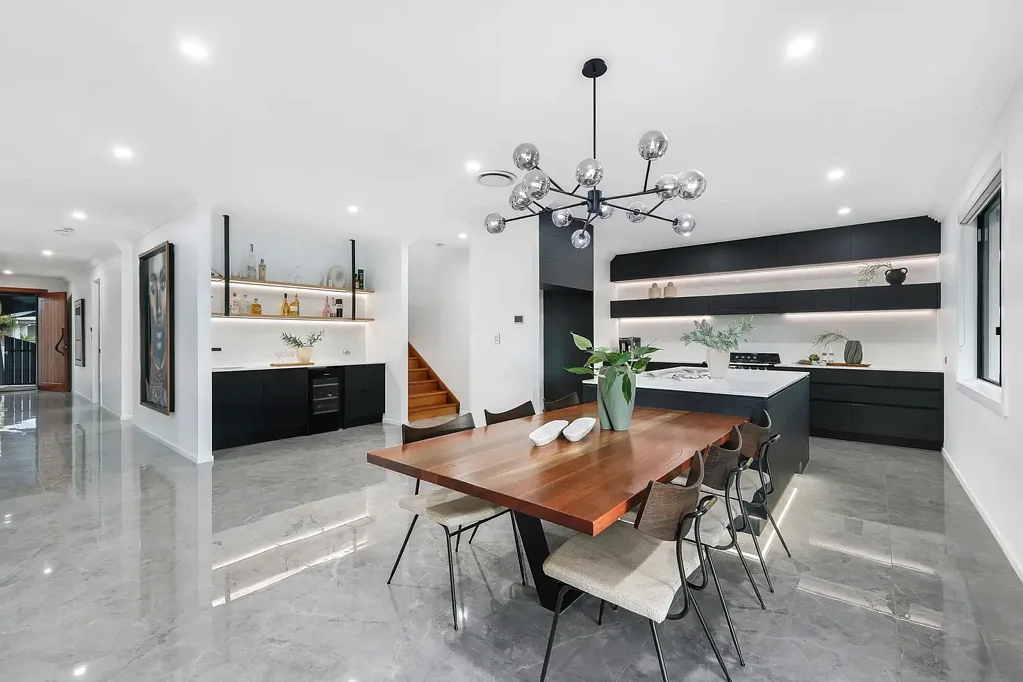 Oxenford 5침실 Lakeside Living Without Compromise in Regatta Waters