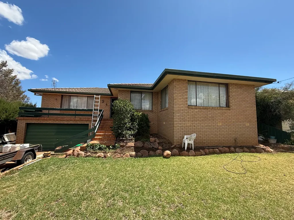 Parkes 4 Bedroom Spacious 4-Bedroom Family Home in Sought-After East Parkes
