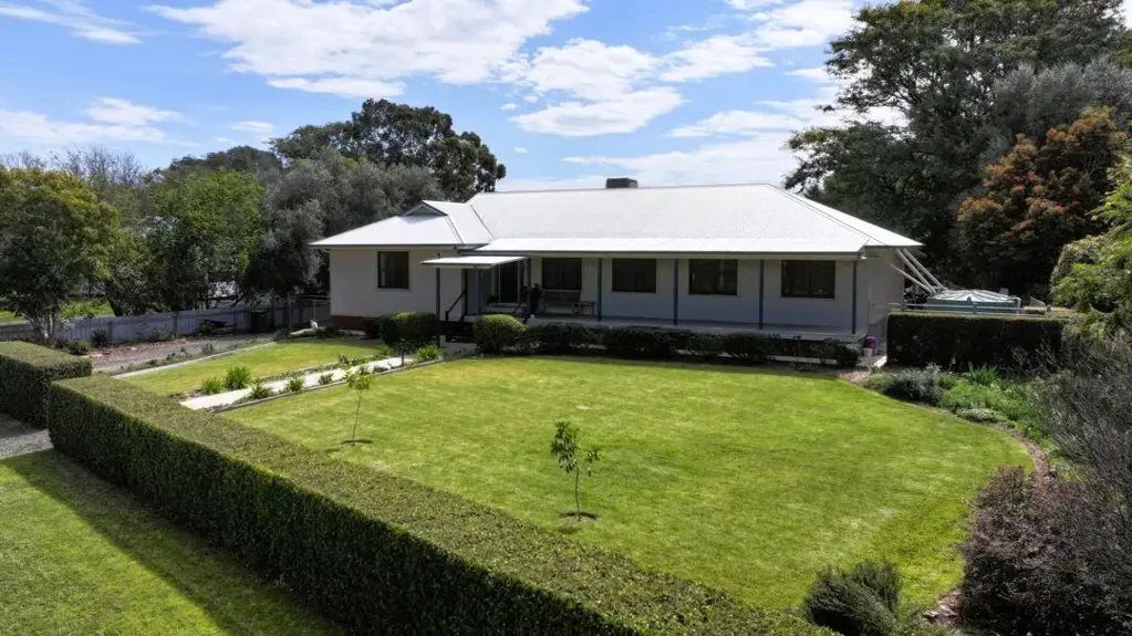 Moree 5 Bedroom Private Greenbah Living on a Generous 1,863mÂ² Block