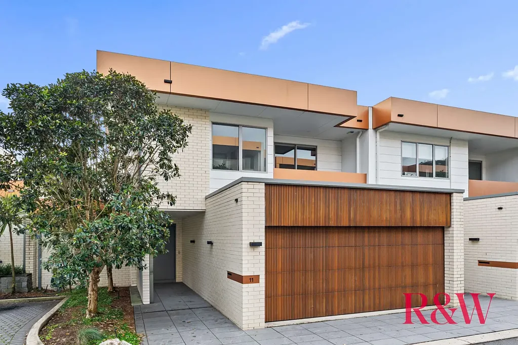 IMMACULATE TOWNHOUSE ON PRIZED STRATHFIELD GOLF COURSE!