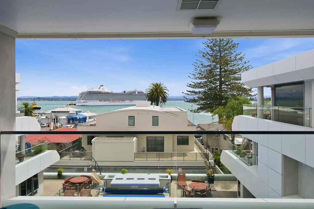 Mount Maunganui 2બેડરૂમ Harbour Views by Day, City Lights by Night - First Open Home this Sunday