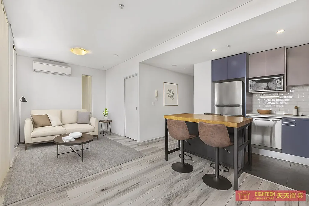 Kogarah 2房 现代两居室公寓 开放式布局 自然光线充沛 主卧带柜 现代厨房 带顶棚阳台 内部停车位 安全便捷 Modern Two Bedroom Apartment Offering Style, Comfort and Convenience