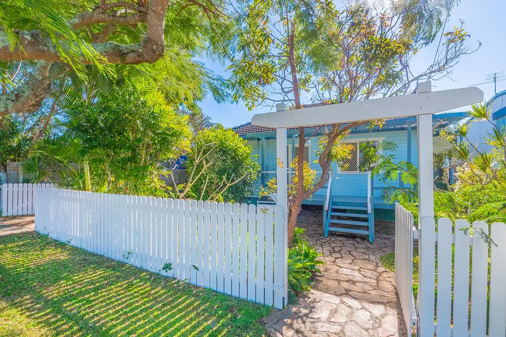 Charming Bayside Cottage with Studio, Side Access & Solar