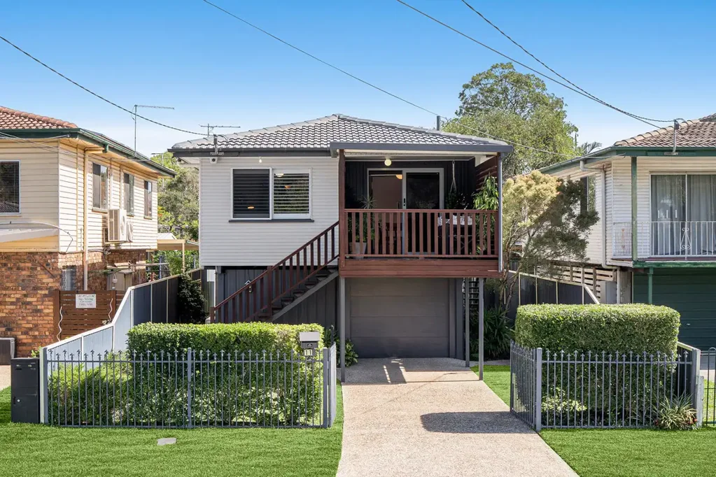 Wynnum West 3房 300米步行至Iona College 舒适穿堂风 405平米易维护地块 时尚翻新浴室 硬木地板独立gas cooktop 宽敞平坦后院 安全车库多功能地下室 Family Easey 300m from Iona College and Train Station