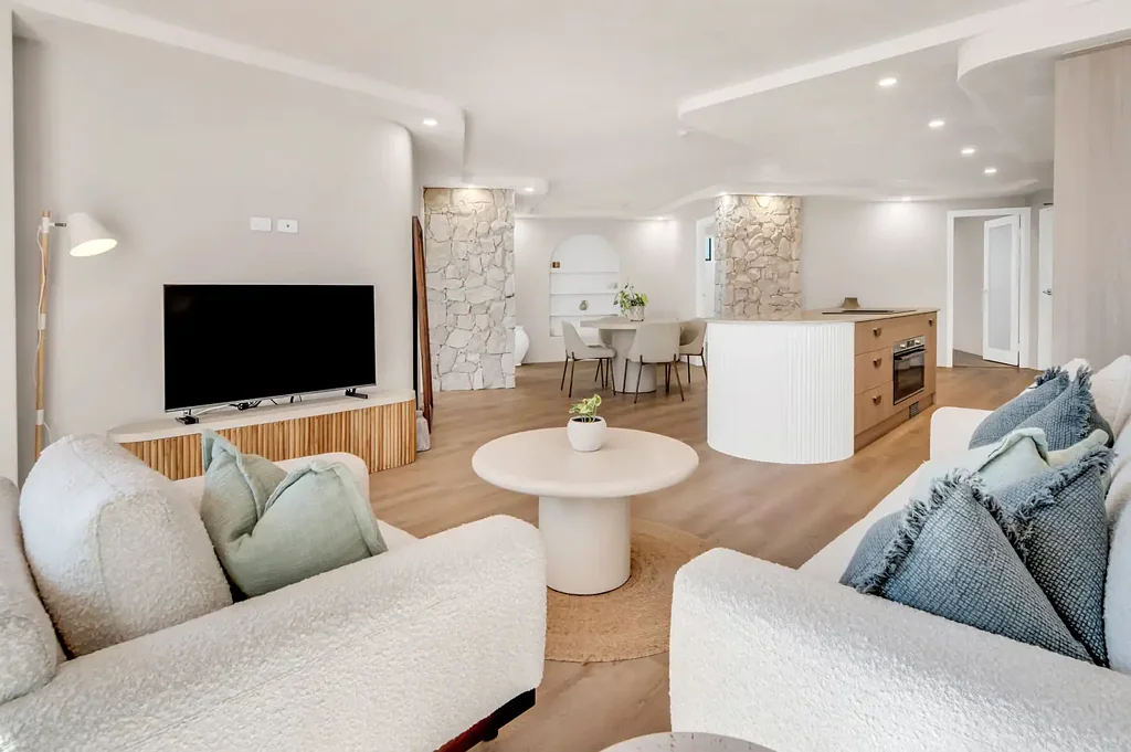 Surfers Paradise 3 Bedroom LUXURIOUSLY RENOVATED, NORTH FACING RESIDENTIAL APARTMENT