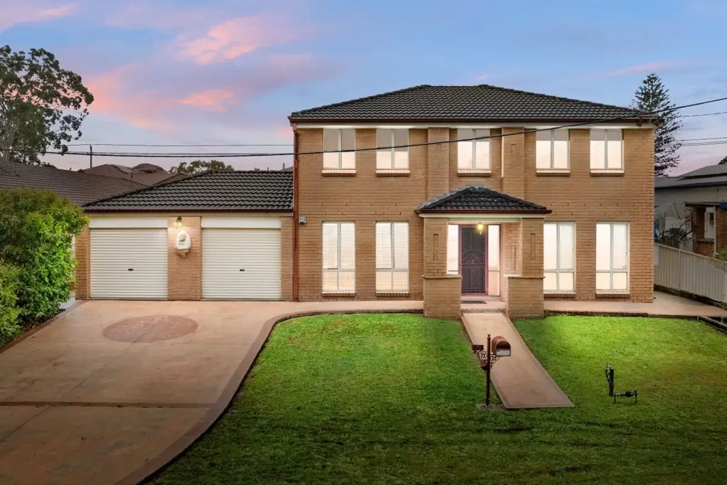 Aberdare 5 Bedroom Huge multi-level family home with spectacular front façade
