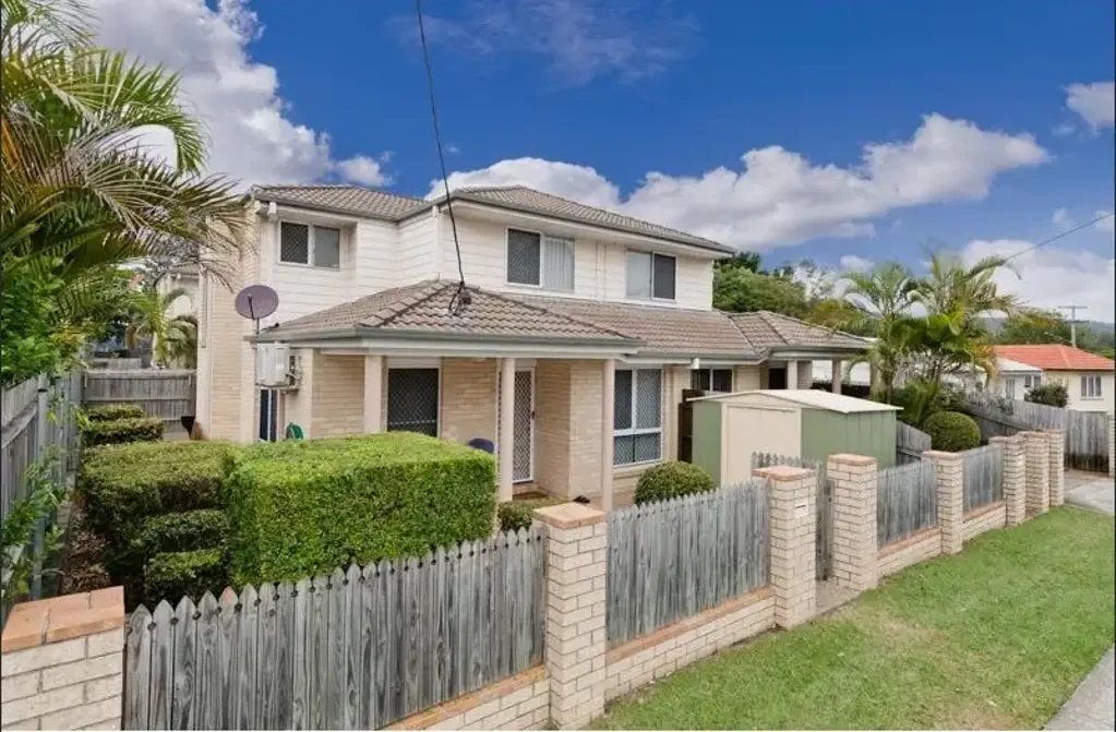 Modern Townhouse with Private Courtyard in a Convenient Location