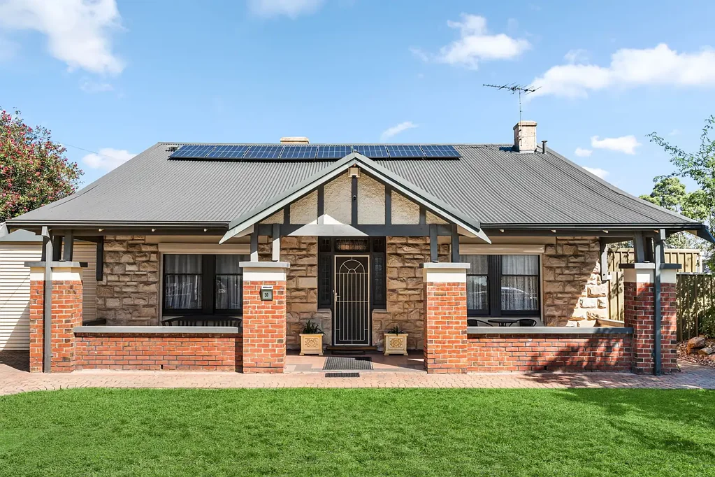 Cheltenham 4房  Timeless 1930s Bungalow Offering Expansive Family Living