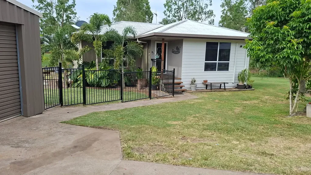 Apple Tree Creek 3Phòng ngủ HARD TO FIND - MODERN HOME ON LARGE BLOCK