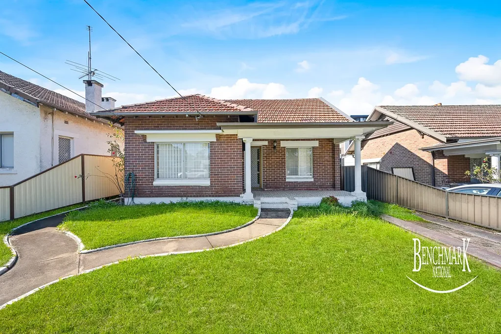 Bankstown 5कमरा Updated 5-Bedroom Home on High-Density Zoned Land – Walk to Everything