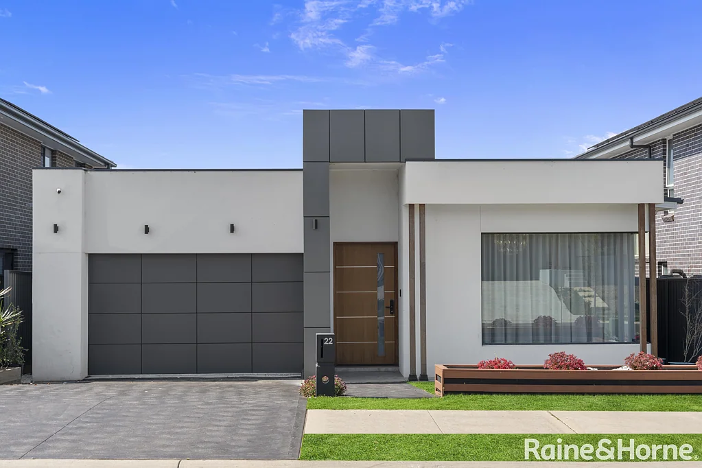 MODERN SINGLE STORY HOME | SOLAR POWER