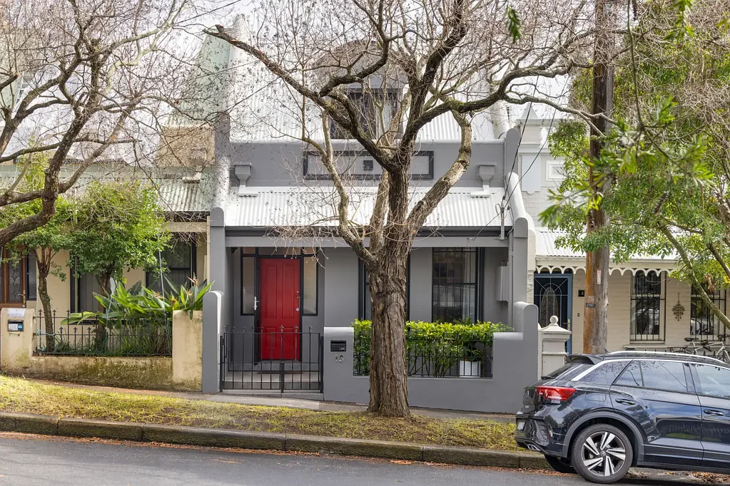 Stanmore 3Zimmer Wide-fronted family home in ultra-central neighbourhood